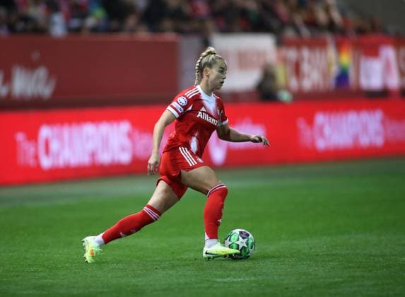 Fussball, Frauen, Frauen Champions League, 2.Spieltag, Saison 2025 2026, FC Bayern München - Juventus Turin, Campus Giulia Gwinn (FC Bayern München) mit Ball im Laufen