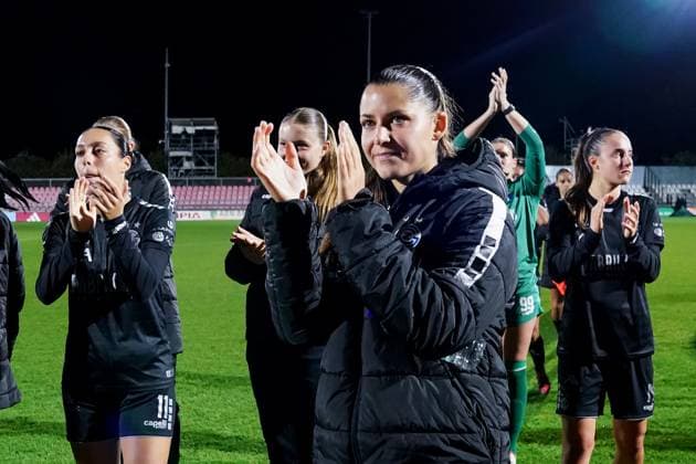 Netherlands: UEFA Women s Europa Cup, Ajax Amsterdam vs GC Frauenfussball, De Toekomst, Amsterdam: Luna Lemperiere (6 Grasshopper Club) danke den Fans Copyright: xDanielaxPorcellix