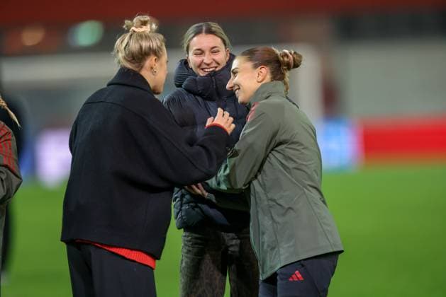 DEU, München, FC Bayern München vs Juventus Turin, Women s Champions League, UEFA, Saison 2526, FC Bayern Campus, 2. Spieltag im Bild: Der FC Bayern München gewinnt mit 2:1 nach Toren gegen Juventus Turin, Jubel und Freude nach dem Spiel, Barbara Dunst und Katharina Naschenweng (Bayern München 19) DFB DFL REGULATIONS PROHIBIT ANY USE OF PHOTOGRAPHS AS IMAGE SEQUENCES AND OR QUASI-VIDEO, 16.10.2025, Copyright: HMBxMedia HendrikxHamelau