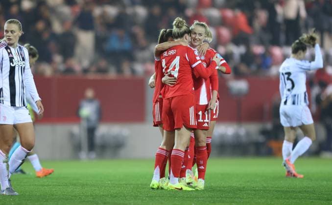 DEU, München, FC Bayern München vs Juventus Turin, Women s Champions League, UEFA, Saison 2526, FC Bayern Campus, 2. Spieltag im Bild: FC Bayern München gewinnt nach Toren mit 2:1 gegen Juventus Turin, Jubel und Freude nach dem Spiel bei Alara Åžehitler (Bayern München 14), Lea Schüller (Bayern München 11) DFB DFL REGULATIONS PROHIBIT ANY USE OF PHOTOGRAPHS AS IMAGE SEQUENCES AND OR QUASI-VIDEO, 16.10.2025, Copyright: HMBxMedia HendrikxHamelau