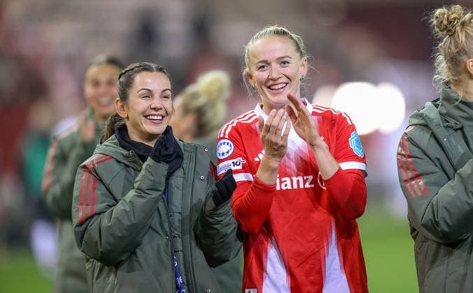 DEU, München, FC Bayern München vs Juventus Turin, Women s Champions League, UEFA, Saison 2526, FC Bayern Campus, 2. Spieltag im Bild: Der FC Bayern München gewinnt mit 2:1 nach Toren gegen Juventus Turin, Jubel und Freude bei Lea Schüller (Bayern München 11) nach dem Spiel, mit Tuva Hansen (Bayern München 6) DFB DFL REGULATIONS PROHIBIT ANY USE OF PHOTOGRAPHS AS IMAGE SEQUENCES AND OR QUASI-VIDEO, 16.10.2025, Copyright: HMBxMedia HendrikxHamelau