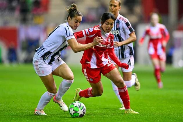 v.li.: Martina LENZINI (Juventus, 71) Momoko TANAKINAWA (FC Bayern München, FCB, 18) im Zweikampf, Duell, duel, tackle, Dynamik, Action, Aktion, 16.10.2025, München (Deutschland), Fussball, UEFA Womens Champions League, Ligaphase 2. Spieltag, FC Bayern München - Juventus Turin