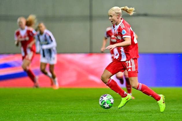 Pernille HARDER (FC Bayern München, FCB, 21) am Ball, 16.10.2025, München (Deutschland), Fussball, UEFA Womens Champions League, Ligaphase 2. Spieltag, FC Bayern München - Juventus Turin