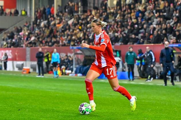 Klara BÜHL (Buehl, FC Bayern München, FCB, 17) am Ball, Freisteller, Ganzkörper, Einzelbild, Aktion, Action, 16.10.2025, München (Deutschland), Fussball, UEFA Womens Champions League, Ligaphase 2. Spieltag, FC Bayern München - Juventus Turin