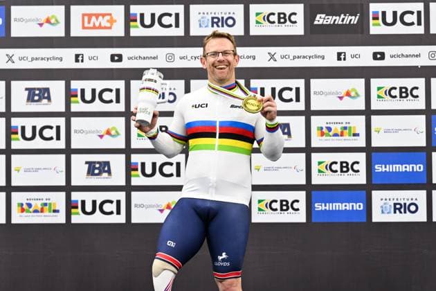 2025 UCI Para-Cycling Track World Championships Picture by Simon Wilkinson SWpix.com - 16 10 2025 - Cycling - 2025 UCI Para-Cycling Track World Championships - Rio Olympic Velodrome, Rio de Janeiro, Brazil - MC4 1 Km Time Trial Podium - Jody Cundy (Great Britain) receiving the Gold Medal to become World Champion Copyright: x xSWpix.comx(t axPhotographyxHubxLtd)xSimonxWilkinson SWpix.comx SWP-3030-9666