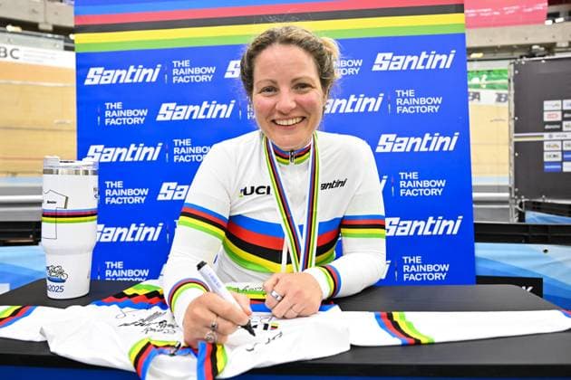 2025 UCI Para-Cycling Track World Championships Picture by Simon Wilkinson SWpix.com - 16 10 2025 - Cycling - 2025 UCI Para-Cycling Track World Championships - Rio Olympic Velodrome, Rio de Janeiro, Brazil - WC3 10 km Scratch Race Podium - Emily Petricola (Australia) signing the Santini rainbow Jersey Copyright: x xSWpix.comx(t axPhotographyxHubxLtd)xSimonxWilkinson SWpix.comx SWP-3030-9680