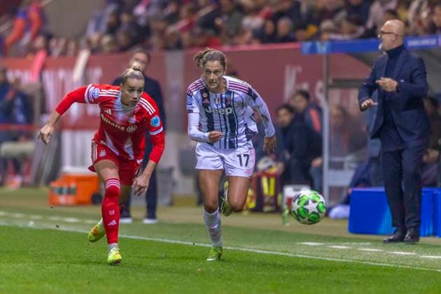 München, Deutschland 04. November 2024: CL - Frauen - 2025 2026 - FC Bayern München vs. Juventus Turin Im Bild: v. li. im Zweikampf Giulia Gwinn (FCB) und Emma Godo (Turin) FC Bayern Campus Bayern Copyright: xFotostandx xSchäferx