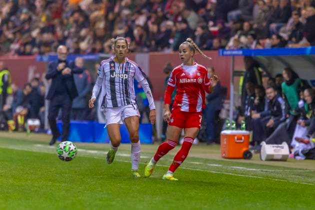 München, Deutschland 04. November 2024: CL - Frauen - 2025 2026 - FC Bayern München vs. Juventus Turin Im Bild: v. li. im Zweikampf Emma Godo (Turin) und Giulia Gwinn (FCB) FC Bayern Campus Bayern Copyright: xFotostandx xSchäferx
