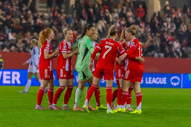 München, Deutschland 04. November 2024: CL - Frauen - 2025 2026 - FC Bayern München vs. Juventus Turin Im Bild: v.li. Die Spielerinnen des FCB) jubeln nach dem Schlusspfiff FC Bayern Campus Bayern Copyright: xFotostandx xSchäferx
