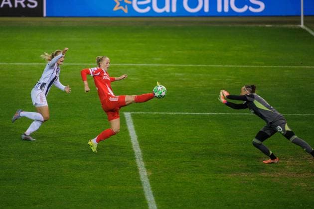 Bayerns 11 Lea SCHUELLER (SCHÜLLER) trifft ins Tor zum 2:1, zwischen Turins 5 HARVIKEN und 16 Torfrau PEYRAUD-MAGIN. Frauenfussball: Muenchen - Turin 2:1. Frauen - Fußball - Championsleague, FC Bayern München - Juventus Turin, Spieltag 2, Saison 2025-2026, am 16.10.2025 in Muenchen, F C B A Y E R N C A M P U S, Deutschland. Quelle Copyright Credit : Oryk HAIST