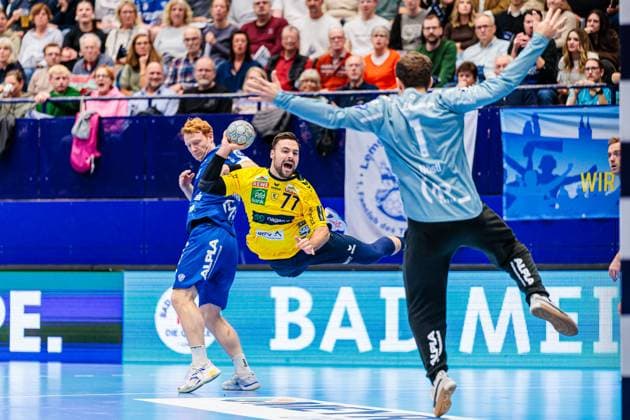 v.l. Nicolai Theilinger (TBV Lemgo Lippe, 03), Dani Baijens (Rhein-Neckar Loewen, 77), Constantin Moestl (TBV Lemgo Lippe, 01) GER, TBV Lemgo Lippe vs. Rhein-Neckar Loewen, Handball, 1. Bundesliga, 9. Spieltag, Spielzeit 2025 2026, 16.10.2025 GER, TBV Lemgo Lippe vs. Rhein-Neckar Loewen, Handball, 1. Bundesliga, 9. Spieltag, Spielzeit 2025 2026, 16.10.2025 Lemgo Copyright: xEibner-Pressefoto JanxRollingerx EP_JSK