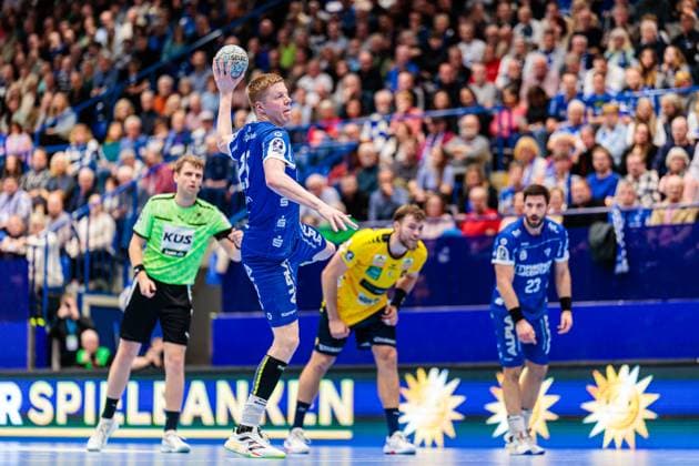 Niels Gerardus Versteijnen (TBV Lemgo Lippe, 25) beim Siebenmeter 7 Meter Wurf GER, TBV Lemgo Lippe vs. Rhein-Neckar Loewen, Handball, 1. Bundesliga, 9. Spieltag, Spielzeit 2025 2026, 16.10.2025 GER, TBV Lemgo Lippe vs. Rhein-Neckar Loewen, Handball, 1. Bundesliga, 9. Spieltag, Spielzeit 2025 2026, 16.10.2025 Lemgo Copyright: xEibner-Pressefoto JanxRollingerx EP_JSK