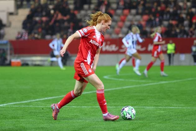 Stine Ballisager (3, FC Bayern München) beim Spiel zwischen FC Bayern München v Juventus Turin, Fußball, UEFA Women s Champions League 2025 2026, 2.Spieltag am 16.10.2025 in München, FC Bayern Campus. DFL and DFB regulations prohibit any use of photographs as image sequences and or quasi-video. Bayern Deutschland