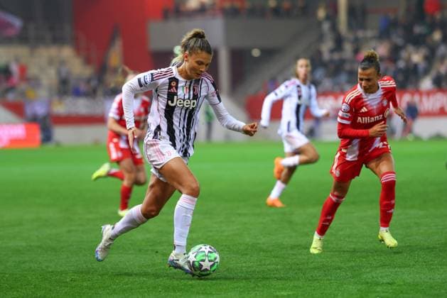 Cambiaghi Michela (36, Juventus Turin) und Arianna Caruso (27, FC Bayern München) beim Spiel zwischen FC Bayern München v Juventus Turin, Fußball, UEFA Women s Champions League 2025 2026, 2.Spieltag am 16.10.2025 in München, FC Bayern Campus. DFL and DFB regulations prohibit any use of photographs as image sequences and or quasi-video. Bayern Deutschland