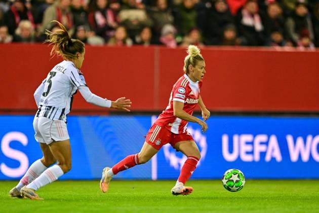 v.li.: Estela CARBONELL (Juventus, 3) Linda DALLMANN (FC Bayern München, FCB, 10) im Zweikampf, Duell, duel, tackle, Dynamik, Action, Aktion, 16.10.2025, München (Deutschland), Fussball, UEFA Womens Champions League, Ligaphase 2. Spieltag, FC Bayern München - Juventus Turin