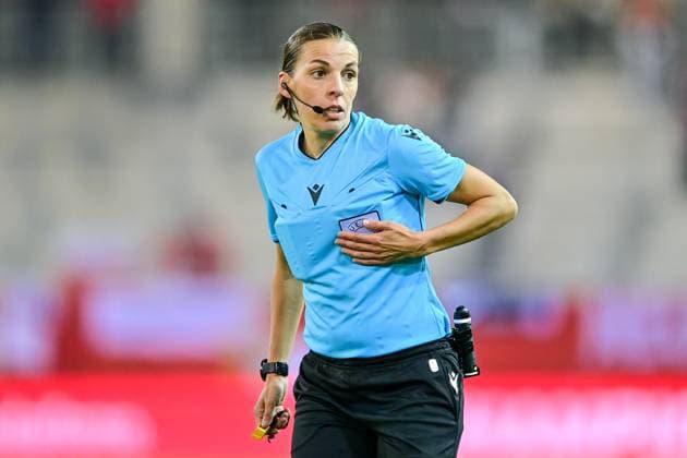 Stephanie FRAPPART (Schiedsrichterin, Referee) Einzelbild, Aktion, Action, 16.10.2025, München (Deutschland), Fussball, UEFA Womens Champions League, Ligaphase 2. Spieltag, FC Bayern München - Juventus Turin