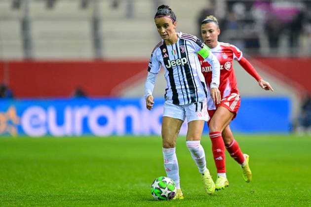 v.li.: Barbara BONANSEA (Juventus, 11) Arianna CARUSO (FC Bayern München, FCB, 27) im Zweikampf, Duell, duel, tackle, Dynamik, Action, Aktion, 16.10.2025, München (Deutschland), Fussball, UEFA Womens Champions League, Ligaphase 2. Spieltag, FC Bayern München - Juventus Turin