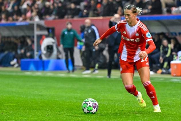 Klara BÜHL (Buehl, FC Bayern München, FCB, 17) am Ball, Freisteller, Ganzkörper, Einzelbild, Aktion, Action, 16.10.2025, München (Deutschland), Fussball, UEFA Womens Champions League, Ligaphase 2. Spieltag, FC Bayern München - Juventus Turin