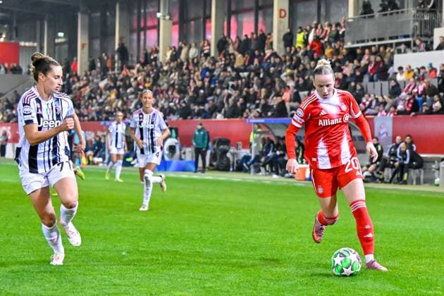 v.li.: Martina LENZINI (Juventus, 71) Franziska KETT (FC Bayern München, FCB, 20) im Zweikampf, Duell, duel, tackle, Dynamik, Action, Aktion, 16.10.2025, München (Deutschland), Fussball, UEFA Womens Champions League, Ligaphase 2. Spieltag, FC Bayern München - Juventus Turin