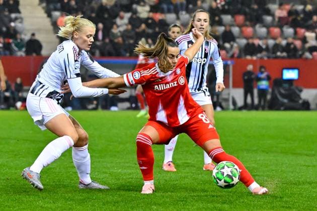 v.li.: Mathilde HARVIKEN (Juventus, 5) Lena OBERDORF (FC Bayern München, FCB, 8) im Zweikampf, Duell, duel, tackle, Dynamik, Action, Aktion, 16.10.2025, München (Deutschland), Fussball, UEFA Womens Champions League, Ligaphase 2. Spieltag, FC Bayern München - Juventus Turin