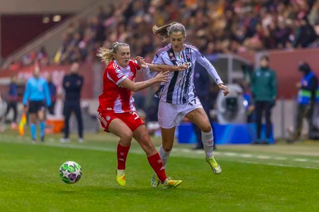 München, Deutschland 04. November 2024: CL - Frauen - 2025 2026 - FC Bayern München vs. Juventus Turin Im Bild: v. li. im Zweikampf Georgia Stanway (FCB) und Emma Godo (Turin) FC Bayern Campus Bayern Copyright: xFotostandx xSchäferx