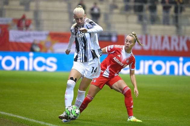 Amalie VANSGAARD (Turin), Aktion,Zweikampf gegen Giulia GWINN (FCB) FC Bayern Muenchen -Juventus Turin 2-1 Fussball Champions League der Frauen am 16.10.2025 FC BAYERN CAMPUS Â