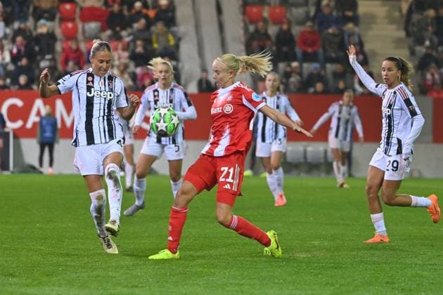 Pernile HARDER (FCB), Aktion,Zweikampf gegen Emma KULLBERG (Turin). FC Bayern Muenchen -Juventus Turin 2-1 Fussball Champions League der Frauen am 16.10.2025 FC BAYERN CAMPUS