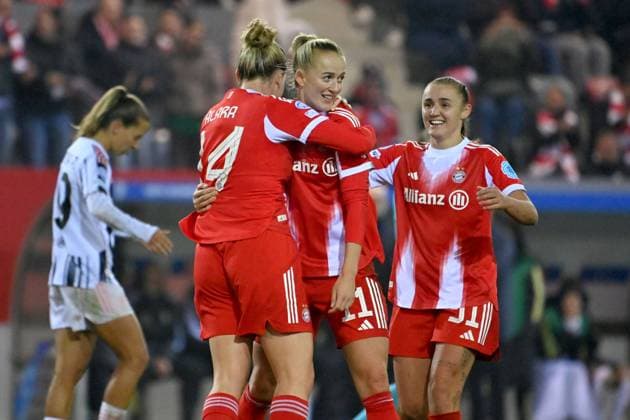 Torjubel Lea SCHUELLER (FCB) nach Tor zum 2-1 mit li:Alara SEHITLER (FCB),re: Georgia STANWAY (FCB), Jubel,Freude,Begeisterung,Aktion. FC Bayern Muenchen -Juventus Turin 2-1 Fussball Champions League der Frauen am 16.10.2025 FC BAYERN CAMPUS