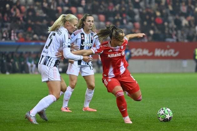 Lena OBERDORF (FCB), Aktion,Zweikampf gegen Mathilde HARVIKEN (Turin,li). FC Bayern Muenchen -Juventus Turin 2-1 Fussball Champions League der Frauen am 16.10.2025 FC BAYERN CAMPUS