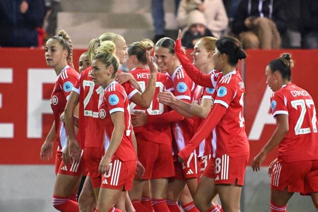 kollektiver Torjubel um Pernile HARDER (FCB) nach Tor zum 1-0, Jubel,Freude,Begeisterung,Aktion, Giulia GWINN (FCB),Linda DALLMANN (FCB),Stine BALLISAGER (FCB),Momoko TANIKAWA (FCB),Arianna CARUSO (FCB), FC Bayern Muenchen -Juventus Turin 2-1 Fussball Champions League der Frauen am 16.10.2025 FC BAYERN CAMPUS