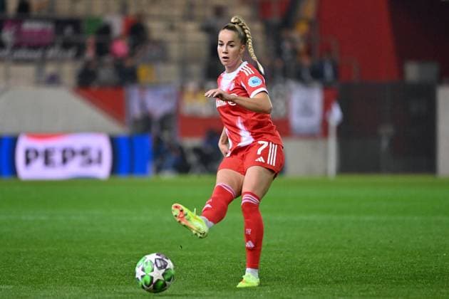 Giulia GWINN (FCB), Aktion,Einzelaktion,Einzelbild, Freisteller,Ganzkoerperaufnahme,ganze Figur FC Bayern Muenchen -Juventus Turin 2-1 Fussball Champions League der Frauen am 16.10.2025 FC BAYERN CAMPUS