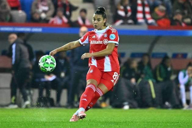 Lena OBERDORF (FCB), Aktion,Einzelaktion,Einzelbild,Freisteller, Ganzkoerperaufnahme,ganze Figur. FC Bayern Muenchen -Juventus Turin 2-1 Fussball Champions League der Frauen am 16.10.2025 FC BAYERN CAMPUS