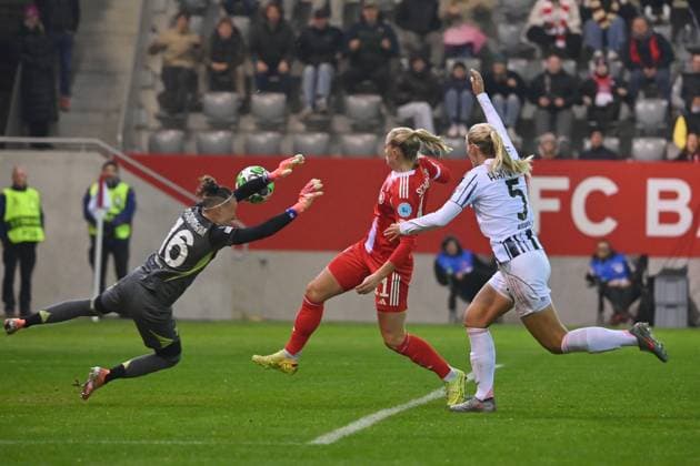 Tor Lea SCHUELLER (FCB) zum 2-1, Aktion,Zweikampf gegen Mathilde HARVIKEN (Turin) und Torfrau Pauline Peyrau-Maginin (Turin),Strafraumszene. FC Bayern Muenchen -Juventus Turin 2-1 Fussball Champions League der Frauen am 16.10.2025 FC BAYERN CAMPUS