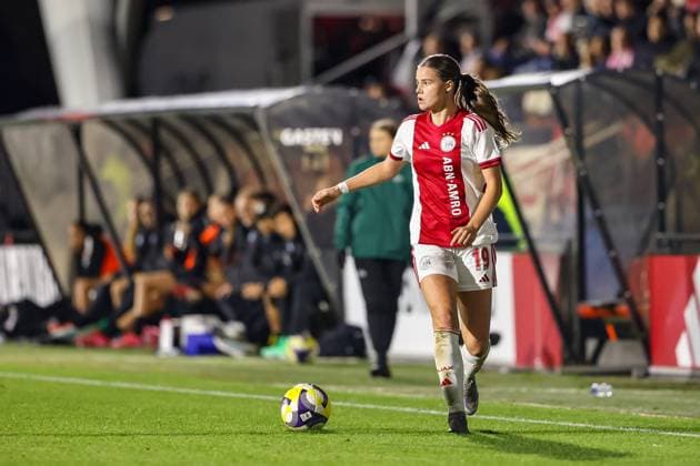 Amsterdam, Netherlands, October 16th 2025: Mirte van Koppen (19 Ajax) runs with the ball during the UEFA Womens Europa Cup 2025 26 Second Qualifying Round game between Ajax and GC Frauenfussball at Sportcomplex De Toekomst in Amsterdam, the Netherlands. (Leiting Gao SPP) Copyright: xLeitingxGaox xSPPx Sportspressphoto_SPR43572