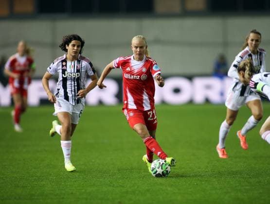 Fussball, Frauen, Frauen Champions League, 2.Spieltag, Saison 2025 2026, FC Bayern München - Juventus Turin, Campus Pernille Harder (FC Bayern München) mit Ball im Angriff