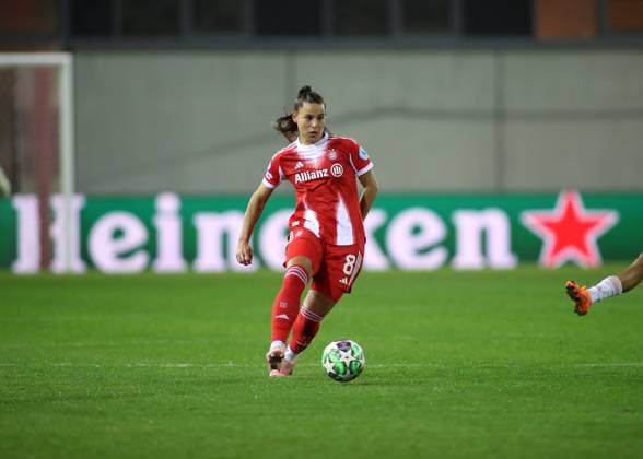 Fussball, Frauen, Frauen Champions League, 2.Spieltag, Saison 2025 2026, FC Bayern München - Juventus Turin, Campus Lena Oberdorf (FC Bayern München) spielt einen Ball