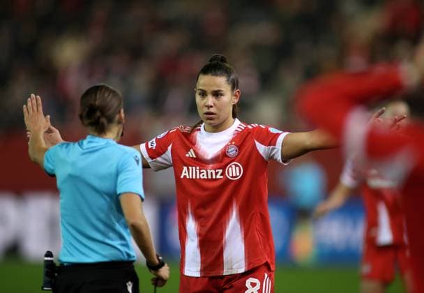 Fussball, Frauen, Frauen Champions League, 2.Spieltag, Saison 2025 2026, FC Bayern München - Juventus Turin, Campus Lena Oberdorf (FC Bayern München) streckt beide Arme von sich, Kopf, Oberkörper