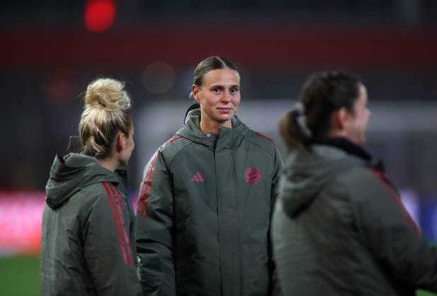Fussball, Frauen, Frauen Champions League, 2.Spieltag, Saison 2025 2026, FC Bayern München - Juventus Turin, Campus Klara Bühl Buehl (FC Bayern München) nach dem Spiel auf der Ehrenrunde