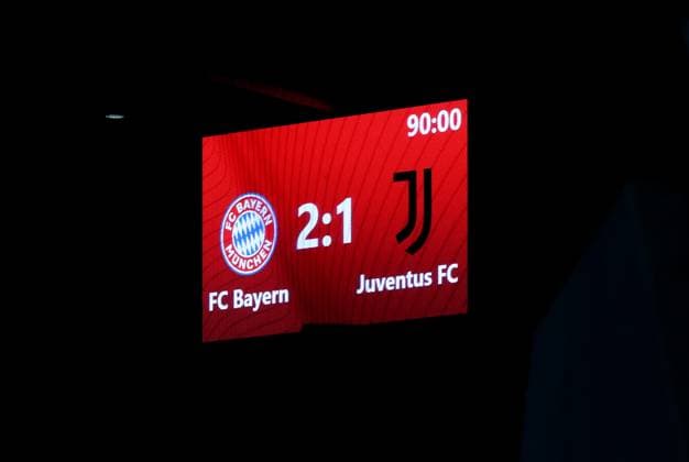 Fussball, Frauen, Frauen Champions League, 2.Spieltag, Saison 2025 2026, FC Bayern München - Juventus Turin, Campus Endstand, Endergebnis 2:1 auf der Anzeigetafel