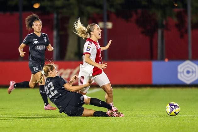 Amsterdam, Netherlands, October 16th 2025: Morgane Nicoli (22 GC Frauenfussball) tackles Daniqua Tolhoek (9 Ajax) during the UEFA Womens Europa Cup 2025 26 Second Qualifying Round game between Ajax and GC Frauenfussball at Sportcomplex De Toekomst in Amsterdam, the Netherlands. (Leiting Gao SPP) Copyright: xLeitingxGaox xSPPx Sportspressphoto_SPR43587