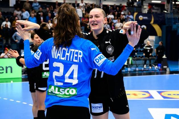 Gummersbach: Handball Frauen EM-Qualifikation, Deutschland - Nordmazedonien Torhueterin Sarah Wachter (Deutschland), Viola Leuchter (Deutschland) Gummersbach Schwalbe Arena Deutschland