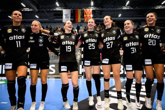 Gummersbach: Handball Frauen EM-Qualifikation, Deutschland - Nordmazedonien v.li. Xenia Smits (Deutschland), Jenny Behrend (Deutschland), Nieke Kühne Kuehne (Deutschland), Luisa Scherer (Deutschland), Julia Maidhof (Deutschland), Alexia Hauf (Deutschland), Emily Vogel (Deutschland) Schlussjubel Schlußjubel Emotion Freude Gummersbach Schwalbe Arena Deutschland