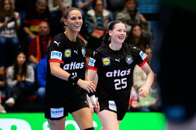 Gummersbach: Handball Frauen EM-Qualifikation, Deutschland - Nordmazedonien Xenia Smits (Deutschland), Luisa Scherer (Deutschland) Gummersbach Schwalbe Arena Deutschland