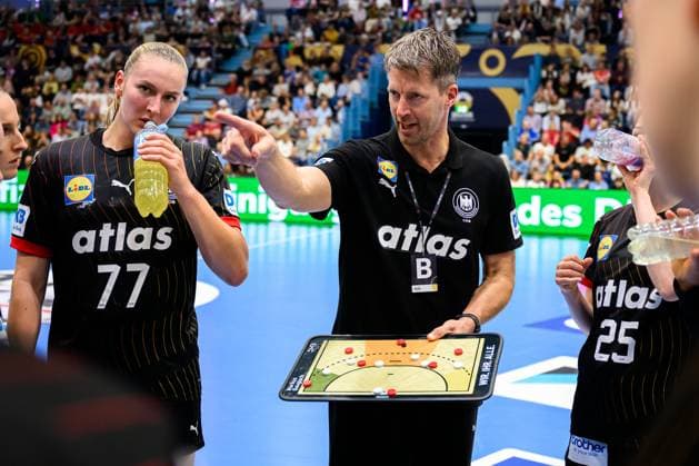 Gummersbach: Handball Frauen EM-Qualifikation, Deutschland - Nordmazedonien Trainer Markus Gaugisch (Deutschland) mit der Taktiktafel Gummersbach Schwalbe Arena Deutschland
