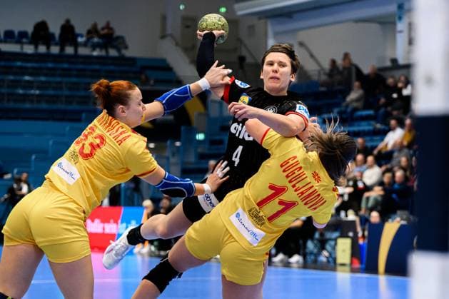 Gummersbach: Handball Frauen EM-Qualifikation, Deutschland - Nordmazedonien v.li. Katerina Damjanoska (Mazedonien), Alina Grijseels (Deutschland), Marija Guguljanova (Mazedonien) Gummersbach Schwalbe Arena Deutschland