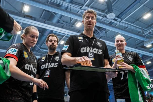 Gummersbach: Handball Frauen EM-Qualifikation, Deutschland - Nordmazedonien Trainer Markus Gaugisch (Deutschland) in der Auszeit Gummersbach Schwalbe Arena Deutschland