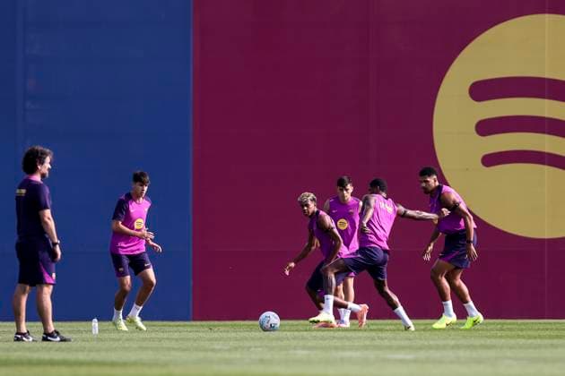 October 17, 2025, Sant Joan Despi, Barcelona, SPAIN: Lamine Yamal and Pedri during the training day of FC Barcelona, Barca ahead the Spanish League, La Liga EA Sports, football match against Girona FC at Ciudad Esportiva Joan Gamper on October 17, 2025 in Sant Joan Despi, Barcelona, Spain. Sant Joan Despi SPAIN - ZUMAa181 20251017_zaa_a181_020 Copyright: xJavierxBorregox