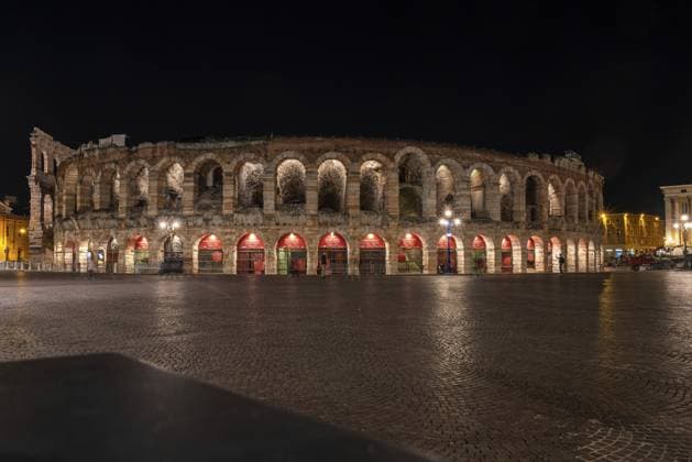 Wunderschön beleuchtete Arena von Verona bei Nacht, Italien, Europa Beautifully illuminated Arena of Verona at Night, Italy, Europe Copyright: imageBROKER imagoDens ibxiqx11798424.jpg Bitte beachten Sie die gesetzlichen Bestimmungen des deutschen Urheberrechtes hinsichtlich der Namensnennung des Fotografen im direkten Umfeld der Veröffentlichung Wunderschön beleuchtete Arena von Verona bei Nacht, Italien, Europa Beautifully illuminated Arena of Verona at Night, It imago images 0781786516