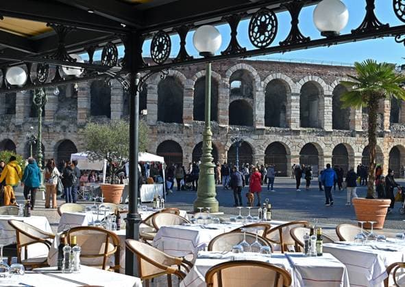 Verona, Veneto, Italia, Italien Restaurant und Arena di Verona, Piazza Bra Copyright: xZoonar.com IgnacyxPILCHx 21734406 Verona, Veneto, Italia, Italien Restaurant und Arena di Verona, Piazza Bra Copyright: xZoonar.com IgnacyxPILCHx 21734406 imago images 0753884012