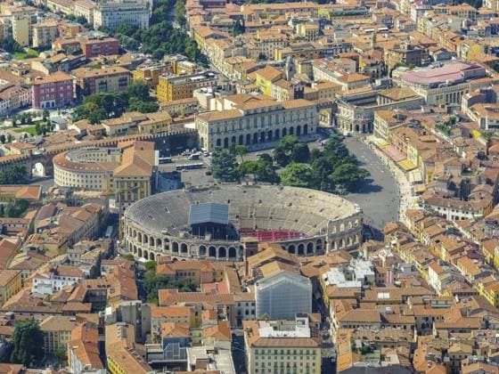 Stadtzentrum mit Palazzo Barbieri und Arena di Verona, Verona, Veneto, Italien, Europa City centre with Palazzo Barbieri and Arena di Verona, Province of Verona, Veneto, Italy, Europe Copyright: imageBROKER HansxBlossey iblblo04442537.jpg Bitte beachten Sie die gesetzlichen Bestimmungen des deutschen Urheberrechtes hinsichtlich der Namensnennung des Fotografen im direkten Umfeld der Veröffentlichung Stadtzentrum mit Palazzo Barbieri und Arena di Verona, Verona, Veneto, Italien, Europa City centre with Palazzo Barbieri imago images 0823901045